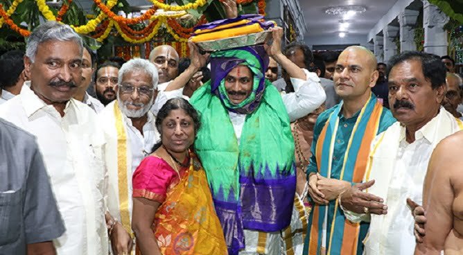 Jagan offers Silk vastrams