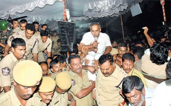 Police arresting Viveka